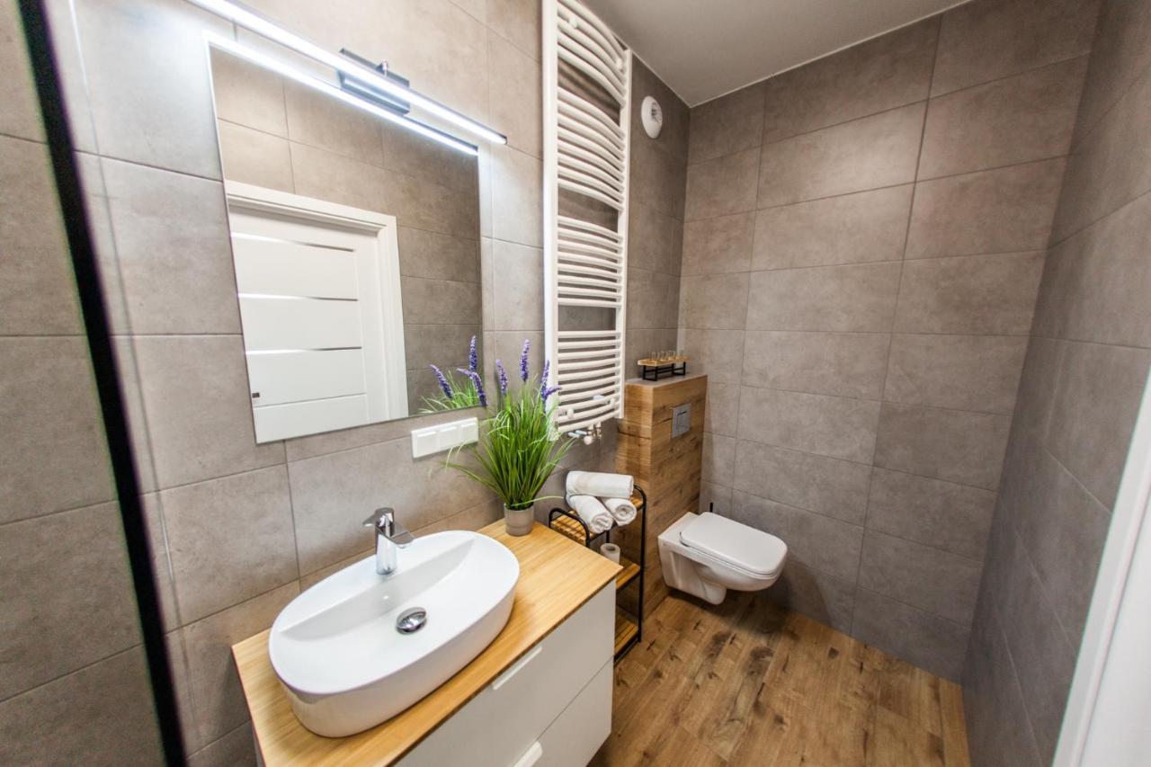 Sloneczna Apartamenty คาโตวีตเซ ภายนอก รูปภาพ