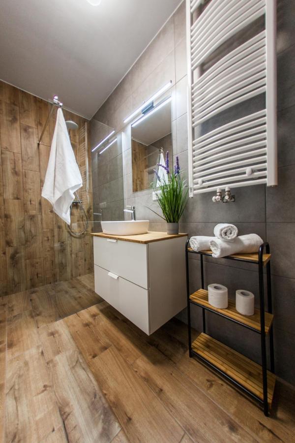 Sloneczna Apartamenty คาโตวีตเซ ภายนอก รูปภาพ