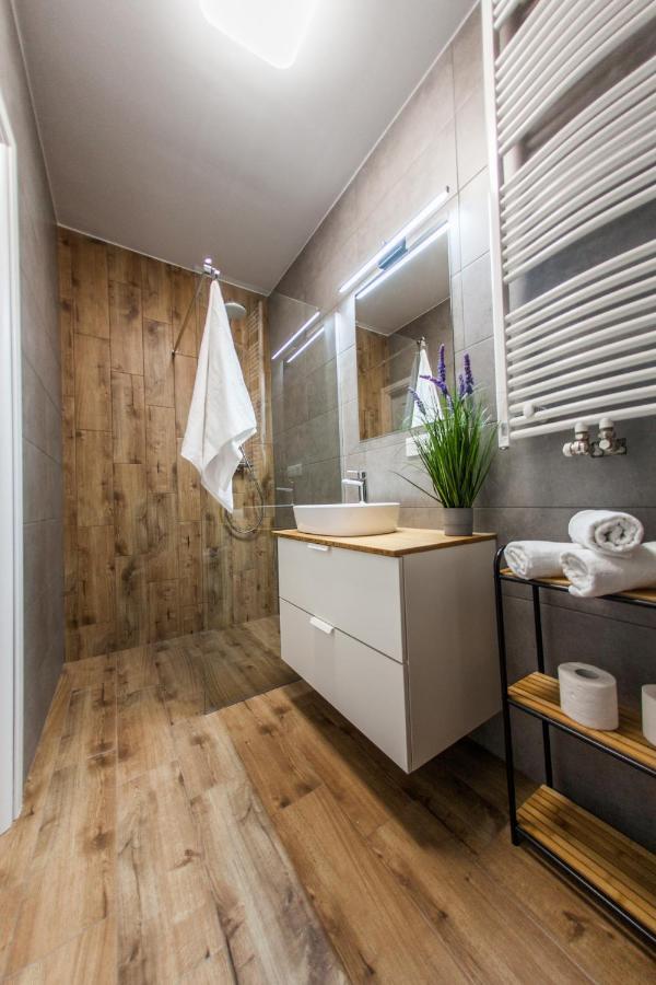 Sloneczna Apartamenty คาโตวีตเซ ภายนอก รูปภาพ