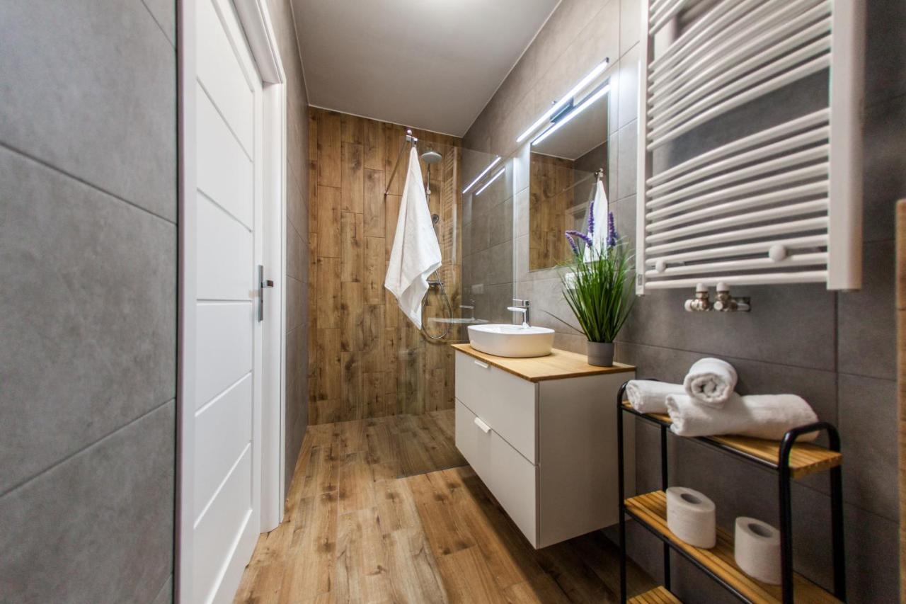 Sloneczna Apartamenty คาโตวีตเซ ภายนอก รูปภาพ